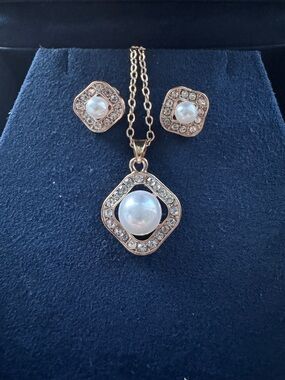 Mother’s Day Gift Pearl & Crystal Gold-Tone Pendant Necklace& Stud Earrings Set